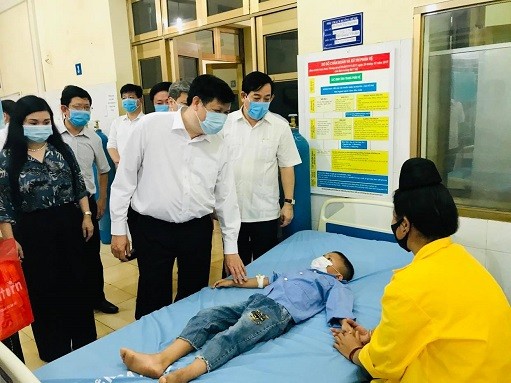 Quyền Bộ trưởng Nguyễn Thanh Long thăm bệnh nhi đang điều trị tại Bệnh viện đa khoa huyện Thuận Châu, tỉnh Sơn La. ảnh: moh.gov.vn