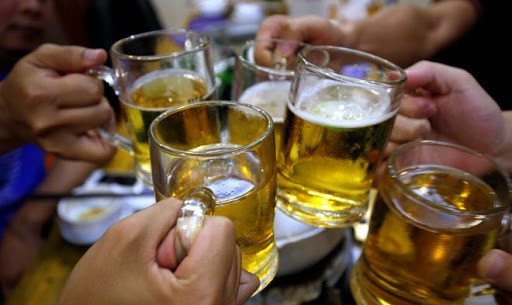 Tình trạng lạm dụng bia rượu vẫn còn khá phổ biến. ảnh: TD.