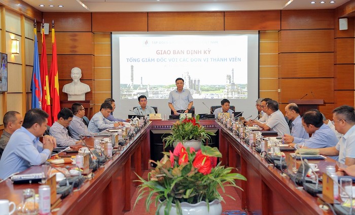 Ông Lê Mạnh Hùng - Tổng giám đốc PVN chủ trì họp giao ban tháng 9.