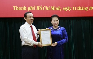 Uỷ viên Bộ Chính trị, Chủ tịch Quốc hội Nguyễn Thị Kim Ngân thay mặt Bộ chính trị trao quyết định cho đồng chí Nguyễn Văn Nên. Ảnh: vgp.
