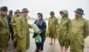 Thiếu tướng Nguyễn Văn Man trao mì tôm cho người dân vùng ngập lụt tại xã Phong Hiền, huyện Phong Điền, tỉnh Thừa Thiên Huế ngày 11/10/2020 - Ảnh thuathienhue.gov.vn