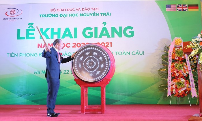 Tiến sĩ Nguyễn Tiến Luận – Chủ tịch HĐQT, Hiệu trưởng nhà trường nổi hồi trống khai giảng năm học mới.