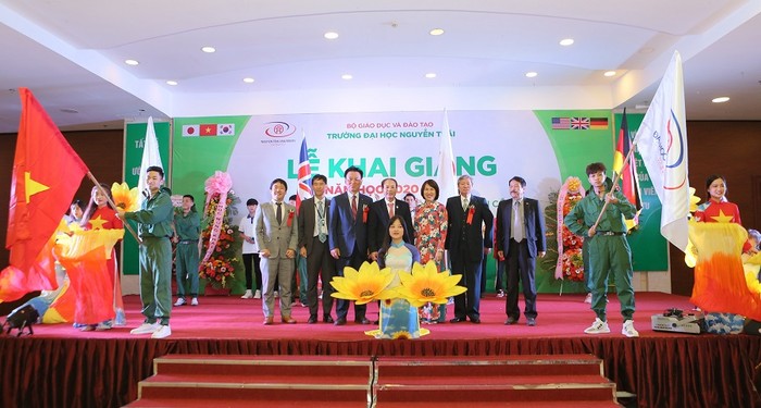 Lễ khai giảng có sự tham dự của nhiều lãnh đạo các đơn vị doanh nghiệp Việt Nam và Hàn Quốc đang là đối tác của Trường Đại học Nguyễn Trãi.