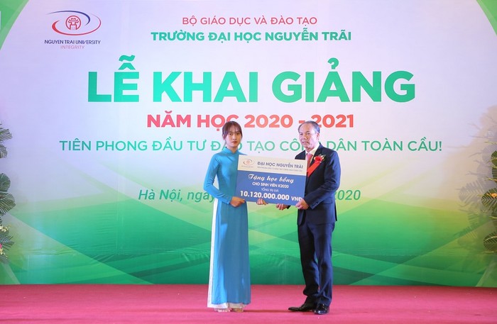 Tiến sĩ Nguyễn Tiến Luận trao hơn 10 tỷ đồng học bổng cho 300 tân sinh viên.