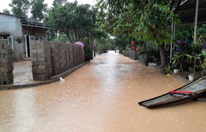 Nhiều tuyến đường giao thông nông thôn ở Quảng Trị vẫn bị ngập sâu trong nước. (Ảnh: Hồ Cầu/TTXVN).