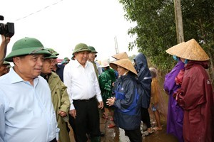 Phó Thủ tướng Thường trực Chính phủ Trương Hòa Bình và đoàn công tác đã kiểm tra công tác khắc phục thiệt hại do mưa lũ. Ảnh: VGP.