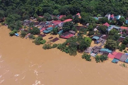 Lũ lụt gây nhiều thiệt hại cho miền Trung. Trong lúc này, BHXH Việt Nam đang chung tay hỗ trợ nhân dân vùng lũ.