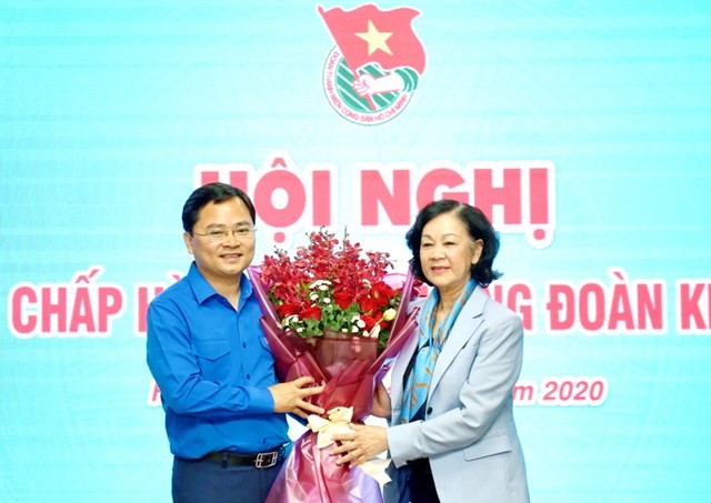Bà Trương Thị Mai, Ủy viên Bộ Chính trị, Trưởng Ban Dân vận Trung ương tặng hoa chúc mừng tân Bí thư thứ nhất Trung ương Đoàn Nguyễn Anh Tuấn.