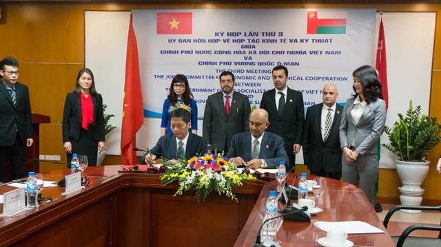 Bộ trưởng hai nước ký Biên bản phiên họp cuối kỳ họp lần thứ ba Ủy ban Hỗn hợp Hợp tác Kinh tế và Kỹ thuật Việt Nam- Oman, Hà Nội.