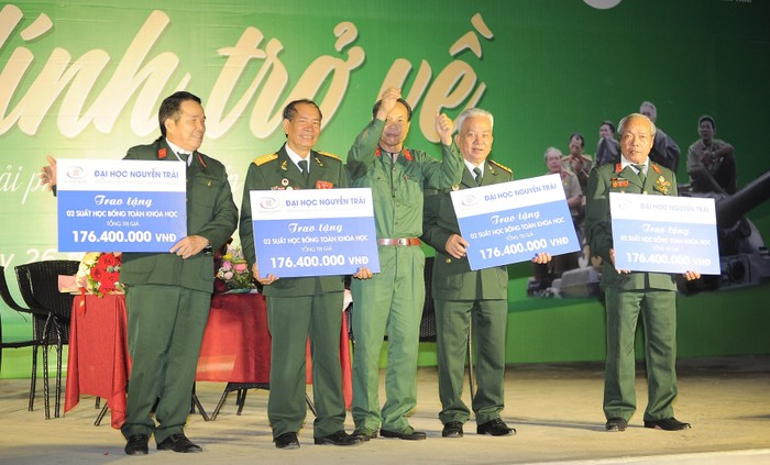 Tiến sĩ Nguyễn Tiến Luận tặng học bổng cho con cháu của những người lính thể hiện sự tri ân với đồng đội.