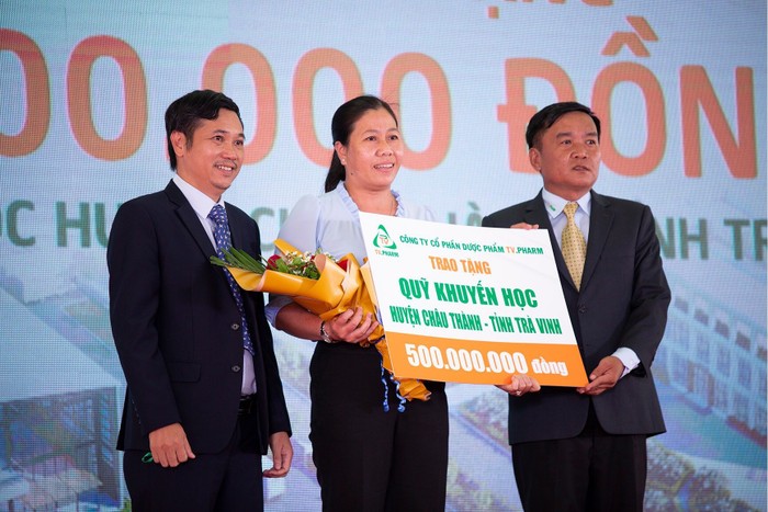 TV.Pharm trao 500 triệu đồng cho Quỹ Khuyến học huyện Châu Thành, tỉnh Trà Vinh.