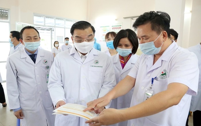 Chủ tịch Thành phố Hà Nội kiểm tra công tác phòng chống Covid-19 tại các bệnh viện.