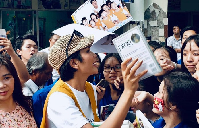 Hoa hậu H&apos;Hen Niê tặng sách các em nhỏ.