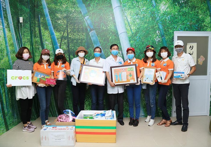 Đại diện Bệnh viện Bệnh Nhiệt đới Thành phố Hồ Chí Minh nhận quà từ tập thể trường Nguyễn An Ninh trao tặng.
