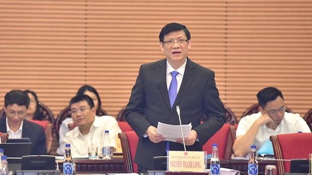 Giáo sư, Tiến sĩ Nguyễn Thanh Long - Quyền Bộ trưởng Bộ Y tế trình bày báo cáo tại phiên họp.