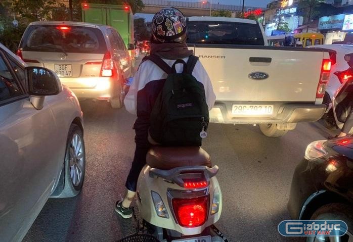 Không ít học sinh tham gia giao thông với xe gắn máy trên dung tích 50CC khi chưa đủ tuổi theo quy định của pháp luật. Ảnh: Kim Anh.