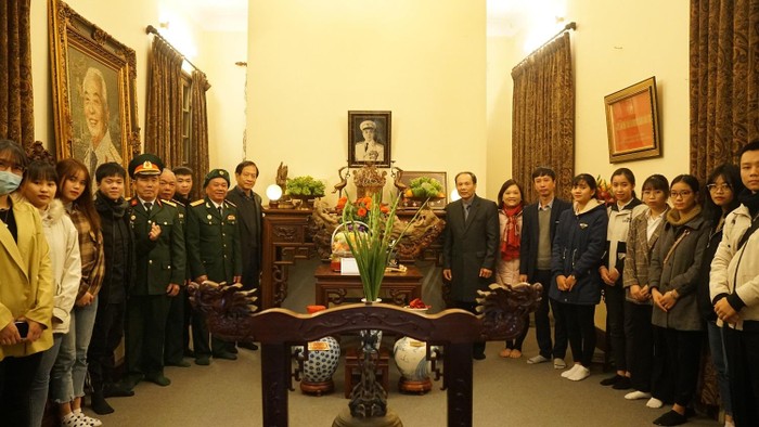 Tiến sĩ Nguyễn Tiến Luận cùng các học trò thắp hương tưởng niệm Đại tướng Võ Nguyên Giáp. Ảnh: ĐHNT.