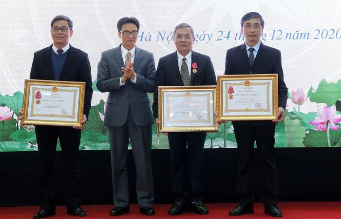 Phó Thủ tướng Vũ Đức Đam trao Huân chương Lao động các hạng cho tập thể, cá nhân thuộc Bảo hiểm xã hội Việt Nam có thành tích xuất sắc trong công tác từ năm 2015 đến 2019. Ảnh: VGP/Đình Nam.