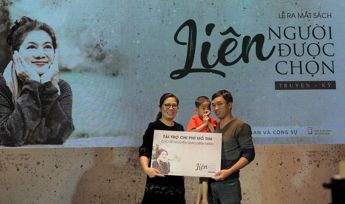 Trao tặng chi phí tài trợ mổ tim cho bé Nguyễn Giáo Bình Minh ngay tại sự kiện ra mắt cuốn sách.