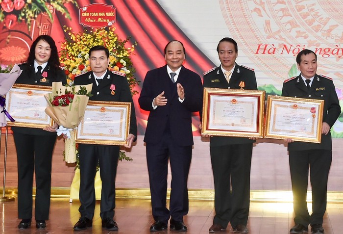 Thủ tướng trao Huân chương Độc lập và Huân chương Lao động cho các cá nhân có thành tích xuất sắc của ngành thanh tra. Ảnh VGP/Quang Hiếu