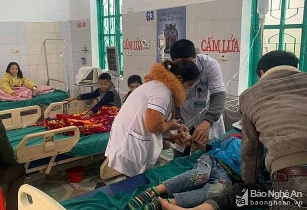 Các học sinh bị ngộ độc được điều trị tại Trung tâm Y tế huyện Quế Phong. Ảnh: Báo Nghệ An.