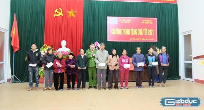 Ông Lã Ngọc Đức - Trưởng Công an huyện Tam Nông tặng quà các hộ nghèo của 2 xã Bắc Sơn và Nam Sơn.