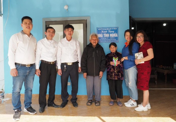 Gia đình hai cụ Trần Văn Sáng, thân sinh liệt sĩ Trần Văn Dương tại xã Cẩm Vịnh vui mừng nhận nhà mới.