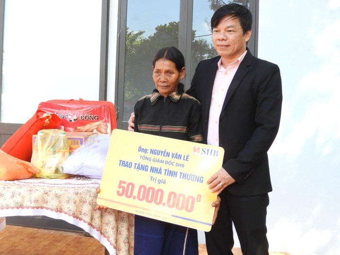 Tổng giám đốc Nguyễn Văn Lê tặng nhà tình thương cho bà Rơ Châm Ích, dân tộc Jrai, hộ nghèo ở làng Jet, xã La Sao, huyện Ia Grai, tỉnh Gia Lai.