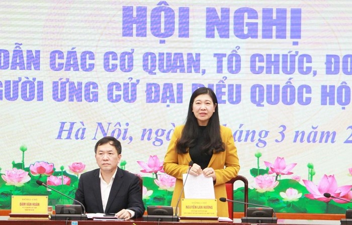 Chủ tịch Ủy ban Mặt trận Tổ quốc Việt Nam thành phố Hà Nội - bà Nguyễn Lan Hương phát biểu tại Hội nghị. (Ảnh: TTXVN phát)