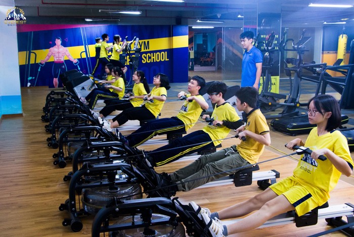 Thầy Nhật Anh chia sẻ, sau thời gian học tập, các em cần được thư giãn để tái tạo năng lượng cho ngày mới, rèn luyện tại phòng gym là một lựa chọn lý tưởng cho cả học sinh, tốt cho sức khoẻ và cũng tránh sa đà vào những trò chơi vô bổ.