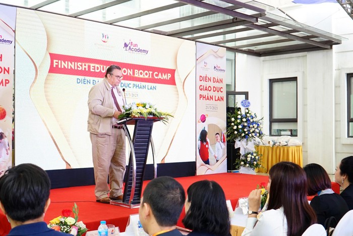 Ngài Kari Kahiluoto, Đại sứ Phần Lan tại Việt Nam phát biểu tại diễn đàn.