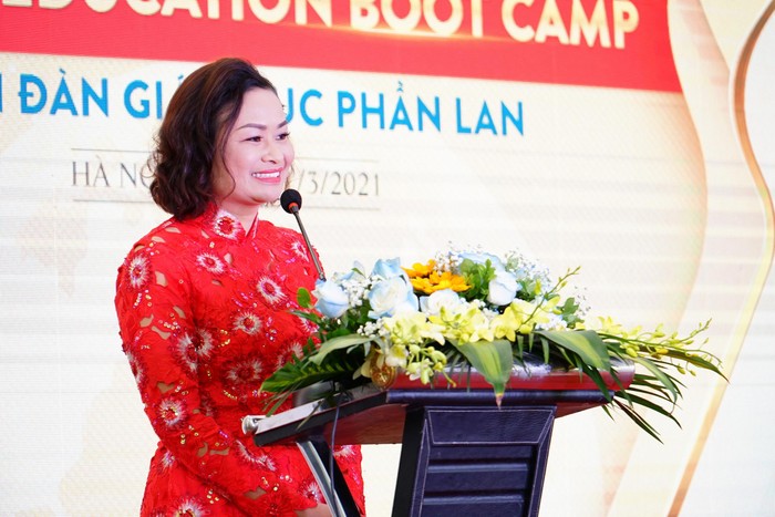 Bà Phạm Thị Lam – Chủ tịch Hội đồng quản trị kiêm Tổng Giám đốc Công ty Cổ phần giáo dục Tân Thời Đại phát biểu tại diễn đàn.