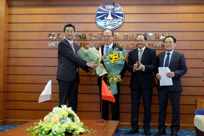 Ông Asazuma Shinichi - Phó Đại sứ Nhật tại Việt Nam và Thứ trưởng Nguyễn Nhật đã trao chứng nhận danh hiệu &quot;Giáo sư đặc biệt nước ngoài&quot;, tặng hoa chúc mừng Cục trưởng Bùi Thiên Thu.