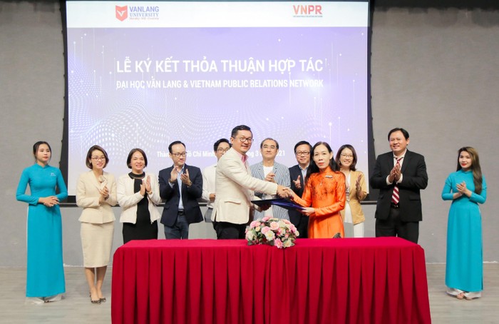 Bà Trần Thị Mỹ Diệu - Hiệu trưởng Đại học Văn Lang ký kết hợp tác với đại diện mạng lưới quan hệ công chúng Việt Nam (VNPR).