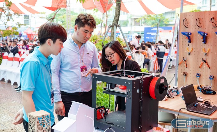 Ứng dụng công nghệ thông tin giúp học sinh học tập hứng thú với việc sáng chế các sản phẩm thực tế và sở hữu tài khoản học STEM trực tuyến để tự học, củng cố lại kiến thức. Ảnh: Cao Kim Anh.