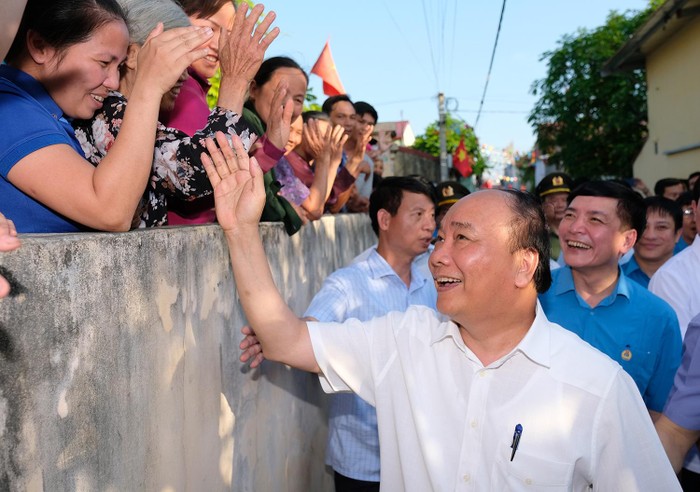 Thủ tướng Nguyễn Xuân Phúc thăm khu trọ của công nhân tại xã Bạch Thượng, huyện Duy Tiên, tỉnh Hà Nam. Ảnh: VGP/Quang Hiếu