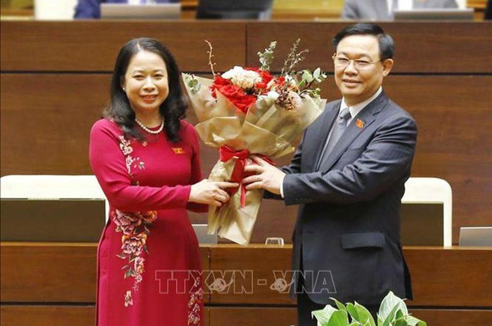 Chủ tịch Quốc hội Vương Đình Huệ tặng hoa chúc mừng tân Phó Chủ tịch nước Võ Thị Ánh Xuân. Ảnh: TTXVN.