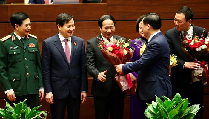 Chủ tịch Quốc hội Vương Đình Huệ tặng hoa chúc mừng tân Phó Thủ tướng Lê Văn Thành. Ảnh: VGP.