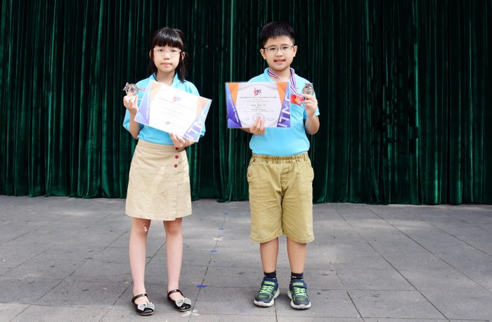 Học sinh Lê Đình Ngân Giang (Lớp 4A2) và Trần Minh Trí (Lớp 4Q1) Trường tiểu học Lý Thái Tổ giành Huy Chương Bạc.