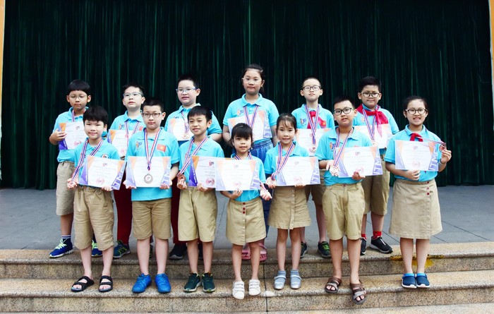 Các học sinh trường Lý Thái Tổ giành Huy Chương Đồng.