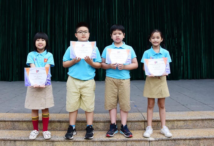 Các học sinh trường Lý Thái Tổ giành giải Khuyến khích.