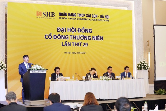 Ông Nguyễn Văn Lê - Tổng giám đốc SHB trình bày báo cáo tại đại hội.