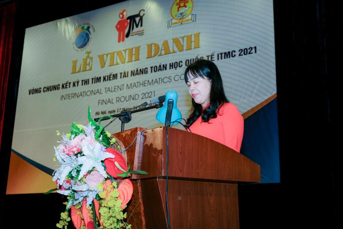 Cô Huỳnh Thị Hương - Hiệu trưởng Trường Tiểu học Lý Thái Tổ phát biểu tại lễ vinh danh.