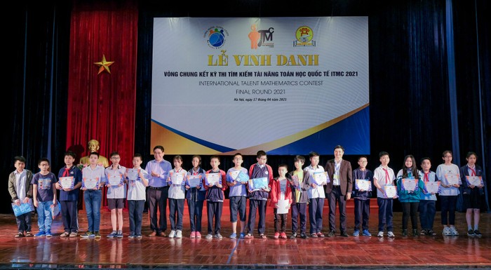Thầy Đoàn Công Thạo - Đại diện hệ thống giáo dục Lý Thái Tổ trao giải cho các học sinh đạt giải.