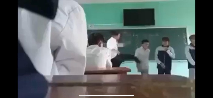 Ông Khúc Xuân Hoà đánh đập học sinh khiến dư luận vô cùng bức xúc. Ảnh chụp từ clip.