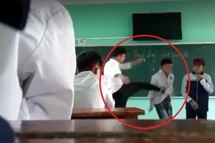 Hành vi bạo lực của thầy Khúc Xuân Hòa khiến nhiều người bàng hoàng. Ảnh chụp từ clip.
