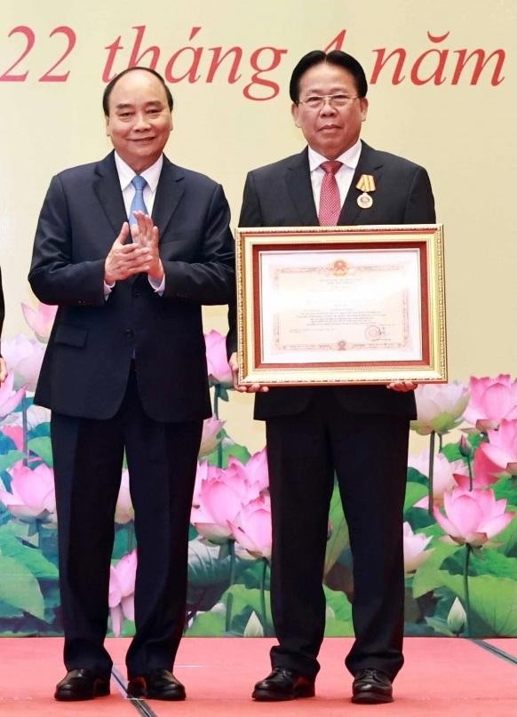 Chủ tịch nước Nguyễn Xuân Phúc trao tặng Huân chương Độc lập cho Tiến sĩ khoa học Nghiêm Vũ Khải. Ảnh: NVCC.