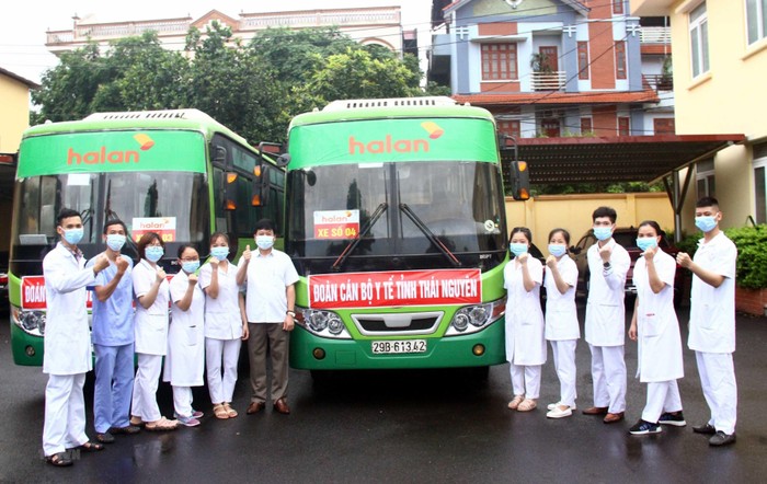 Nhiều địa phương đã cử đoàn cán bộ y tế đến Bắc Giang tham gia công tác phòng, chống dịch Covid-19. Ảnh: TTXVN.