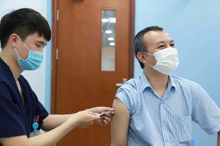 Tiêm vắc-xin là một trong những giải pháp quan trọng nhất phòng, chống dịch Covid-19. Ảnh: baochinhphu.vn