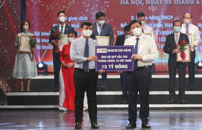 Ông Nguyễn Văn Lê - Tổng Giám đốc Ngân hàng SHB trao tặng Quỹ vaccine phòng COVID-19 15 tỷ đồng.